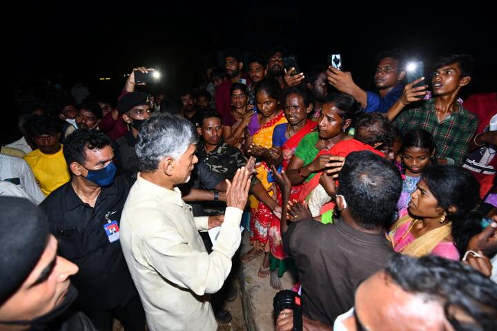 మనుషుల వైఫల్యం వల్లే ఇలాంటి నష్టం జరిగిందిన చంద్రబాబు ఆరోపించారు. తుపాన్ వస్తుందని ముందే తెలిసినా ప్రభుత్వం సరైన చర్యలు తీసుకోలేదని ఆరోపించారు.