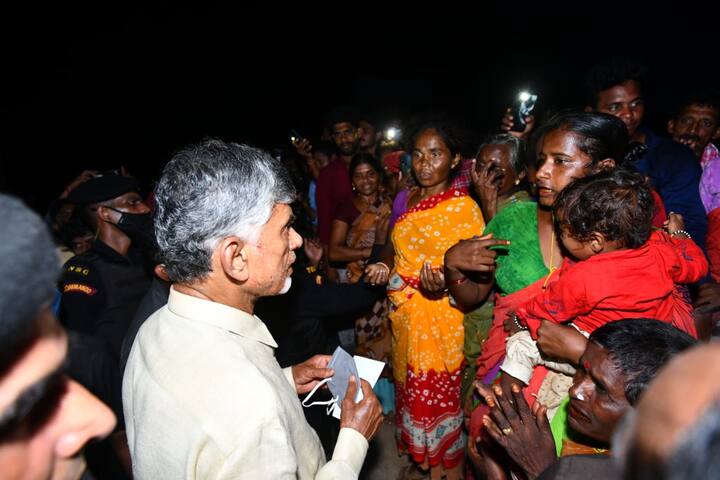 బాధితులకు అండగా ఉంటామని చంద్రబాబు హామీ