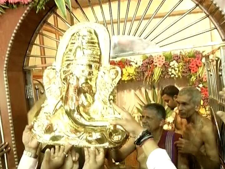 ९ वर्षांपूर्वी म्हणजेच २४ मार्च २०१२ रोजी दरोडेखोरांनी दोन सुरक्षारक्षकांची हत्या करून सुवर्णमूर्ती आणि सोनं पळवून नेलं होतं.