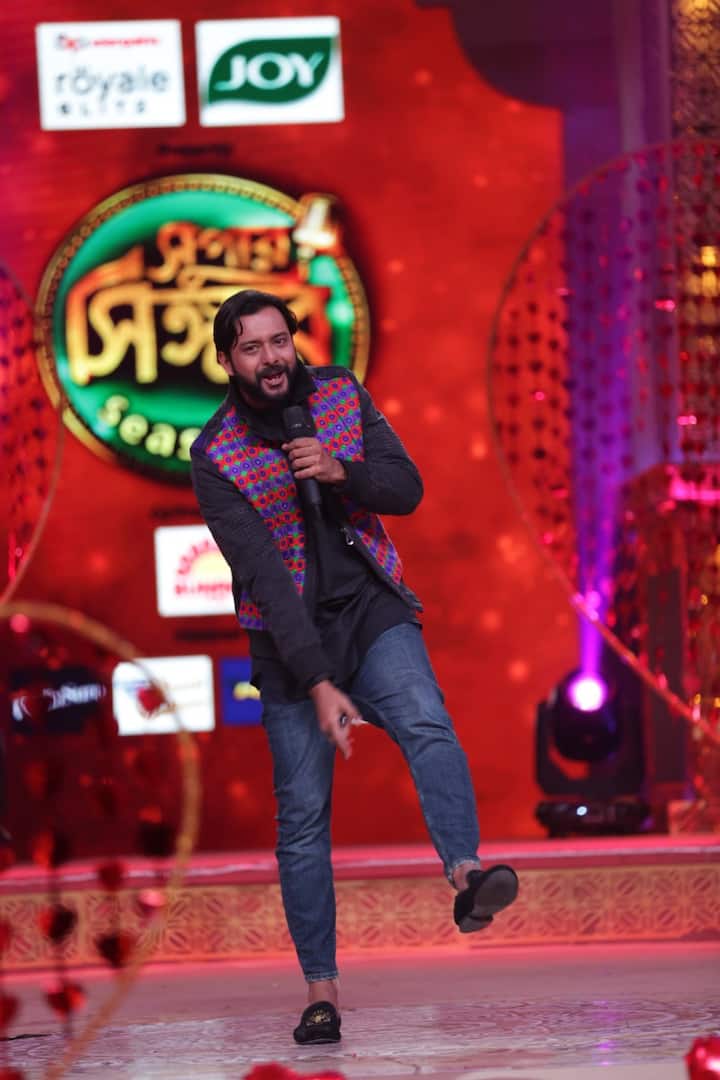 মঞ্চে র‌্যাপ গান পরিবেশন করেন পর্দার লালন ওরফে ইন্দ্রাশীষ রায়। ধারাবাহিকের মত মঞ্চেও তিনি সপ্রতিভ।