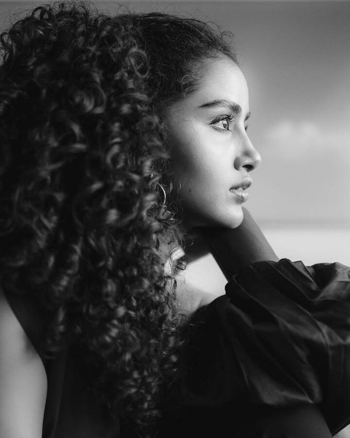 తొలి సినిమాతోనే ప్రేక్షకులను ఆకట్టుకుంది. ఆమె ఉంగరాల జుట్టు, క్యూట్ లుక్స్ కి యూత్ ఫిదా అయింది. (Courtesy : Instagram)