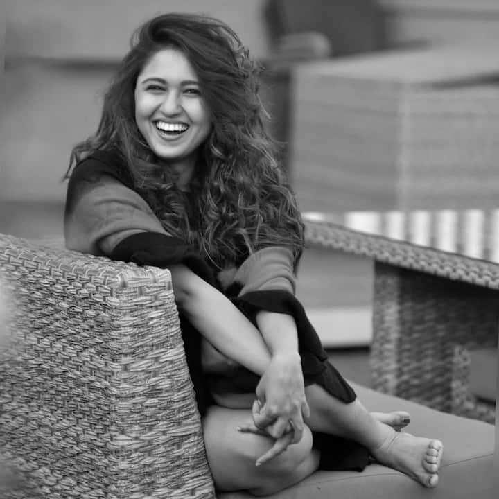 अभिनयाबरोबरच गौतमी एक चांगली गायिका देखील आहे. ती नेहमी तिचे गाण्याचे व्हिडिओ इन्स्टाग्रामवर पोस्ट करत असते. हे फोटो शेअर करत तिने तिचं ब्लॅक अँड व्हाईट फोटोंवरील प्रेम दर्शवलं आहे (Photo:@gautamideshpandeofficial/IG)