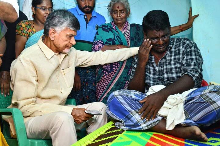 వరదల వల్ల పూర్తిగా నష్టపోయామని చంద్రబాబు వద్ద విలపిస్తున్న బాధితుడు