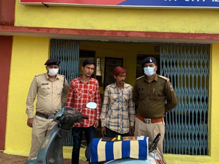 Chhattisgarh News: स्कूटी की डिक्की खोले बिना ही चुटकियों में चुरा लेते थे पर्स, फोन... यूं धरे गए शातिर चोर Chhattisgarh News Police arrested two thief in Raipur ANN Chhattisgarh News: स्कूटी की डिक्की खोले बिना ही चुटकियों में चुरा लेते थे पर्स, फोन... यूं धरे गए शातिर चोर