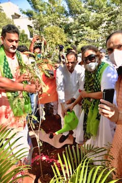 Sri Sri Ravishankar: గ్రీన్ ఇండియా ఛాలెంజ్ లో భాగంగా మొక్క నాటిన శ్రీశ్రీ రవి శంకర్