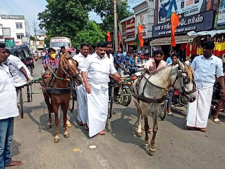 Petrol price hike - BJP's horse-drawn carriage ride in Tanjore causes traffic congestion பெட்ரோல் விலை உயர்வு - தஞ்சையில் பாஜக நடத்திய குதிரை வண்டி பயணத்தால் போக்குவரத்து நெரிசல்