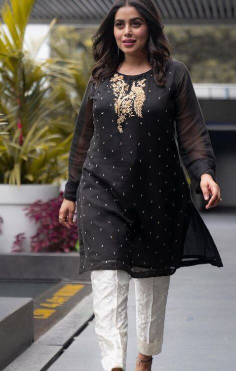 சுட்டும் விழி பார்வையில் சுகம் வைத்தாள் நான் காதலின் கடலில் விழுந்துவிட்டேன்