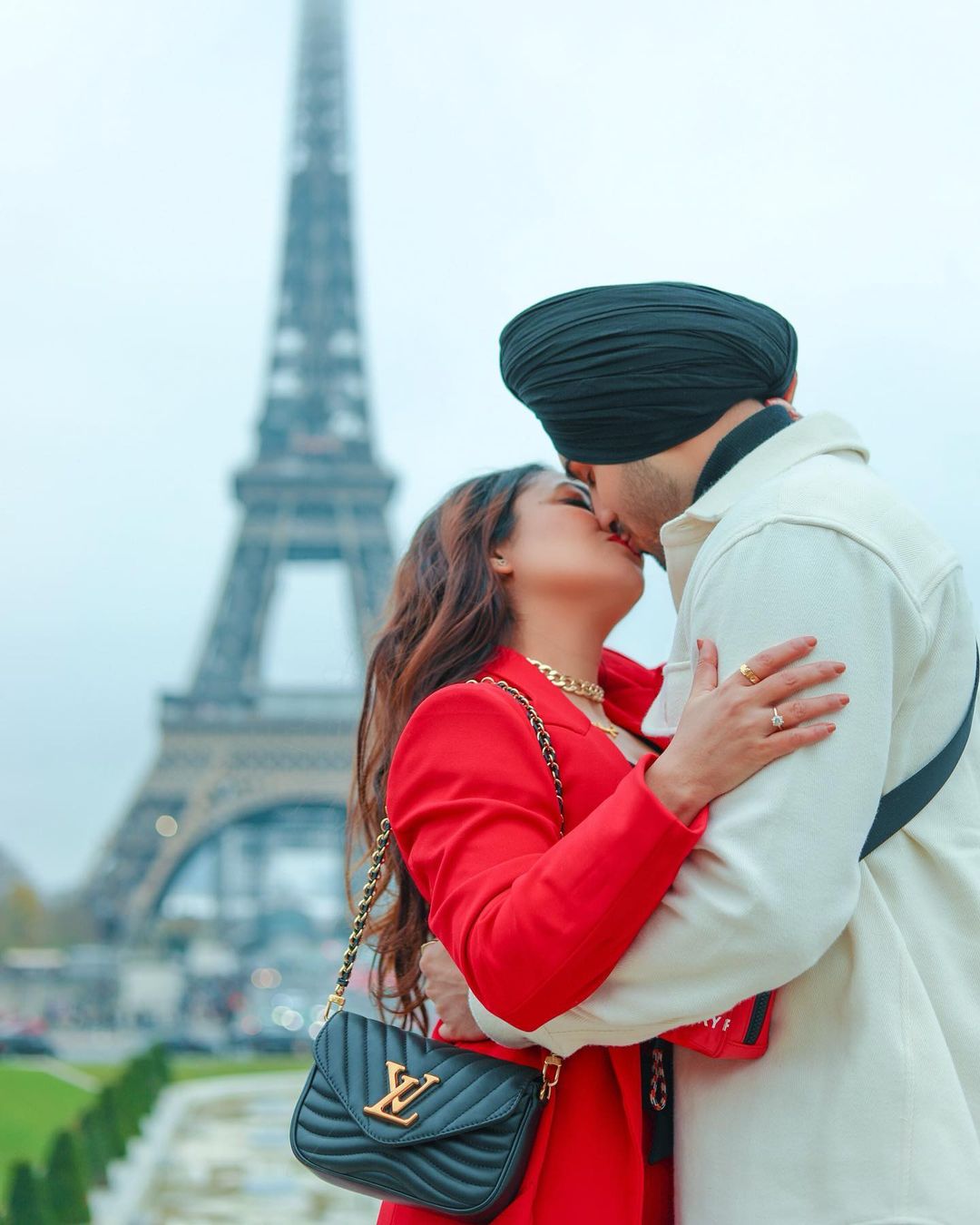 Neha Kakkar- Rohanpreet Singh Photo: Bollywood Singer Neha Kakkar And  Rohanpreet Singh Romantic Photos From Paris vacation goes viral | Neha  Kakkar- Rohanpreet Singh Photo: प्यार के शहर पेरिस में Rohanpreet Singh