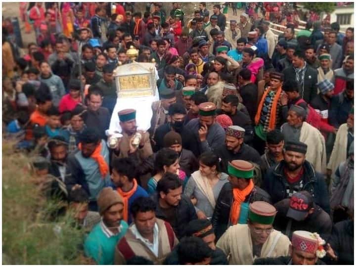 Uttarakhand Chalda Mahasu Maharaj Yatra In Jaunsar Bawra ANN Jaunsar Bawar News: लोगों को दर्शन देने गांव पहुंचे कुल देवता चालदा महासू महाराज, भक्तों ने किया भव्य स्वागत