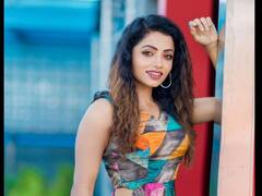 Navya swamy Photos: రెయిన్ బో రంగుల్లో మెరిసిపోతున్న మీనాక్షి అలియాస్ నవ్య స్వామి