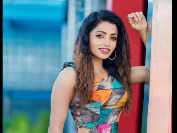 Navya swamy Photos: రెయిన్ బో రంగుల్లో మెరిసిపోతున్న మీనాక్షి అలియాస్ నవ్య స్వామి Navya swamy Photos: రెయిన్ బో రంగుల్లో మెరిసిపోతున్న మీనాక్షి అలియాస్ నవ్య స్వామి