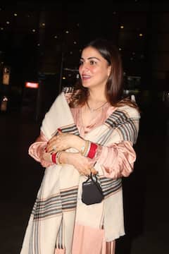 Newly Married Shraddha Arya Flaunts Mangal Sutra, Chooda & Giant Engagement Ring As She Arrives In Mumbai, Her Bridal Glow Is Just Unmissable- See Pics
