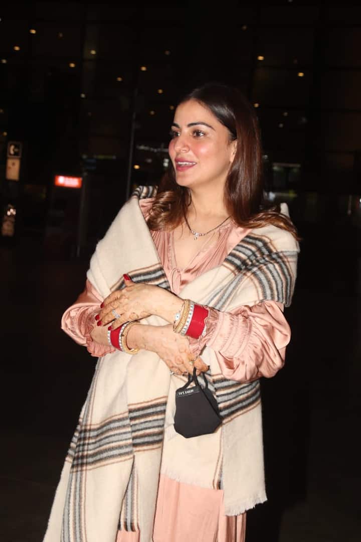 The actress was clicked at the airport by the paparazzi who also teased her about her ‘husband love’. [pic credit: Manav Manglani]
