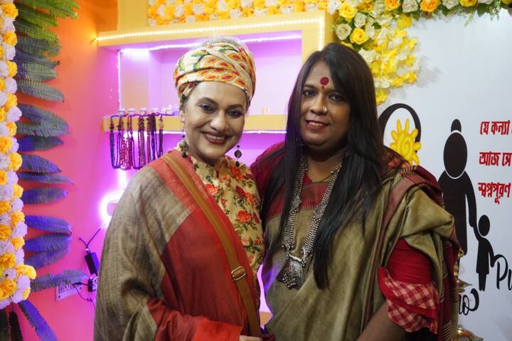 এদিন গৃহহীন শিশু এবং বৃদ্ধদের খাবার ও পোশাক বিতরণ করা হয়।