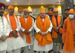Kanpur: चुनाव से पहले सिखों को रिझाने की कोशिश में बीजेपी, सीएम Yogi Adityanath और JP Nadda ने गुरुद्वारे में माथा टेका, देखें तस्वीरें
