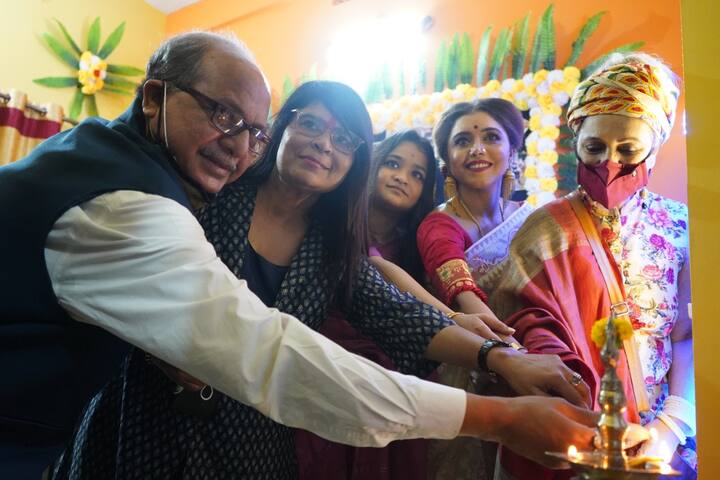পাশাপাশি দেখা মিলল এনা সাহা, রিমঝিম গুপ্ত, চৈতালী চট্টোপাধ্যায়ের মত রুপোলি পর্দার তারকাদের।