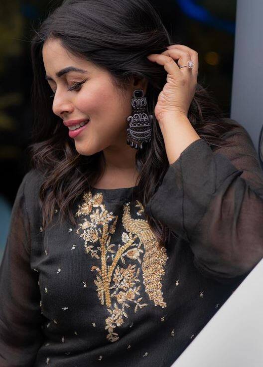 அன்பே உன் ஒற்றை பார்வை அதை தானே யாசிதேன் கிடையாதென்றால் கிளியே என் உயிர் போக யோசித்தேன்