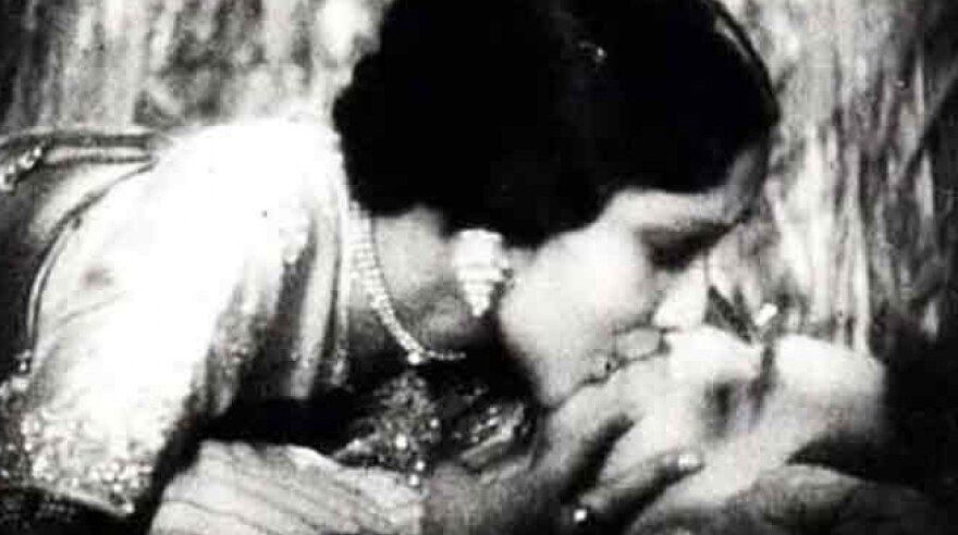 Bollywood Untold Story: 1933 में आई फिल्म में पद्मश्री विजेता Devika Rani ने किया था ऐसा सीन, मच गया था बवाल