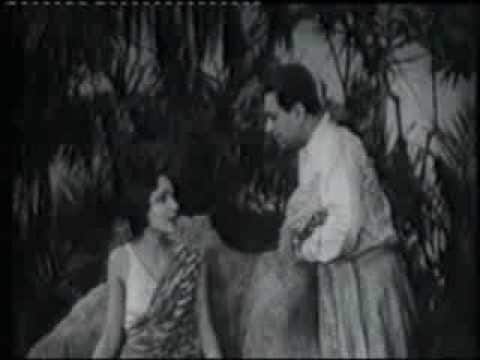 do you know the film which showed first kissing scene in bollywood history, devika rani was the actress who did that freaking scene Bollywood Untold Story: 1933 में आई फिल्म में पद्मश्री विजेता Devika Rani ने किया था ऐसा सीन, मच गया था बवाल