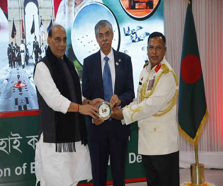 बांग्लादेश के आर्म्ड फोर्सेस डे के मौके पर रक्षा मंत्री राजनाथ सिंह ने किया उच्चायोग का दौरा