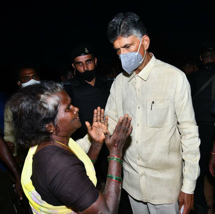 బాధితుల సమస్యలు వింటున్న చంద్రబాబు