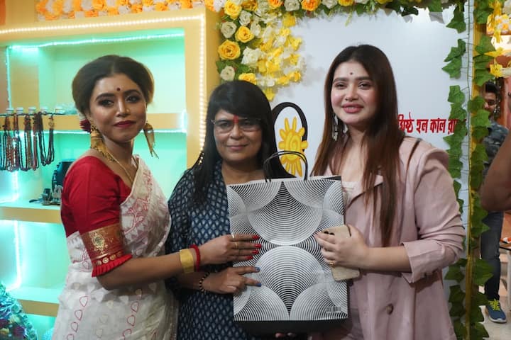 মুন সাহা ও সোমা সরকারের ‘স্বপ্নপুরাণ’- অনুষ্ঠানে হাজির ছিলেন রাজনীতি ও সিনেমা জগতের ব্য়ক্তিত্বরা।