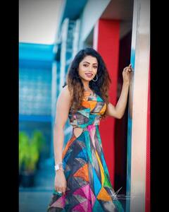 Navya swamy Photos: రెయిన్ బో రంగుల్లో మెరిసిపోతున్న మీనాక్షి అలియాస్ నవ్య స్వామి