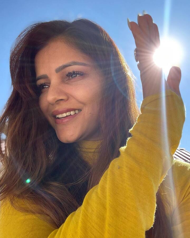 रुबीना ने सोशल मीडिया पर अपने कुछ फोटोज शेयर करते हुए ट्रोलर्स को जवाब दिया. इन फोटोज में वो पीले रंग के स्वेटर में नजर आ रही हैं. उन्होंने अपने बाल खोले हुए हैं और वो बेहद खूबसूरत लग रही हैं.