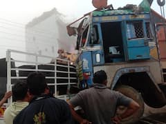 Chhattisgarh News: घने कोहरे के कारण पिकअप और ट्रक की भीषण टक्कर, जेसीबी से बाहर निकाला ड्राइवर