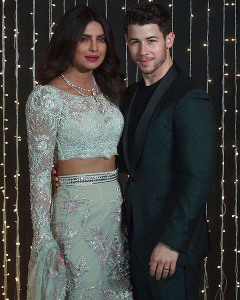 प्रियंका चोपड़ा ने जैसे ही इंस्टाग्राम पर बायो से जोनास सरनेम हटाया सोशल मीडिया पर निक जोनास संग उनके तलाक की खबरें आने लगीं. हालांकि बाद में देसी गर्ल ने निक के वीडियो पर रोमांटिक कमेंट कर इस अफवाह को खत्म कर दिया है.