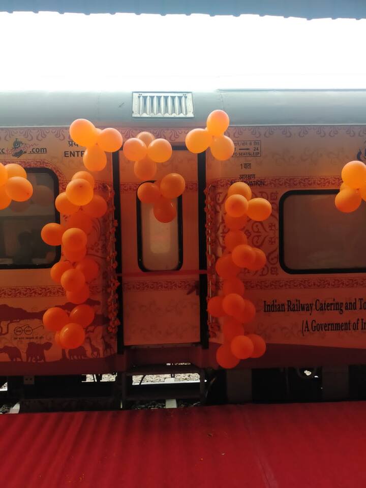 बता दें कि रामायण एक्सप्रेस में वेटरों को गेरुआ वस्त्र पहनाने के मामले में उज्जैन के अखाड़ा परिषद के पूर्व महामंत्री डॉ. अवधेश पुरी ने विरोध दर्ज करवाया था. इसे लेकर उन्होंने रेलवे मंत्रालय को भी पत्र लिखा था.