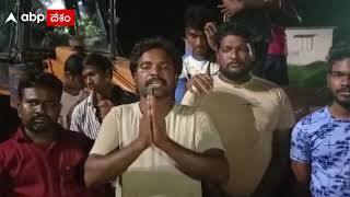 నాయకులు, అధికారులు పట్టించుకోవటం లేదని రోడ్లు బాగు చేసుకున్న యువకులు