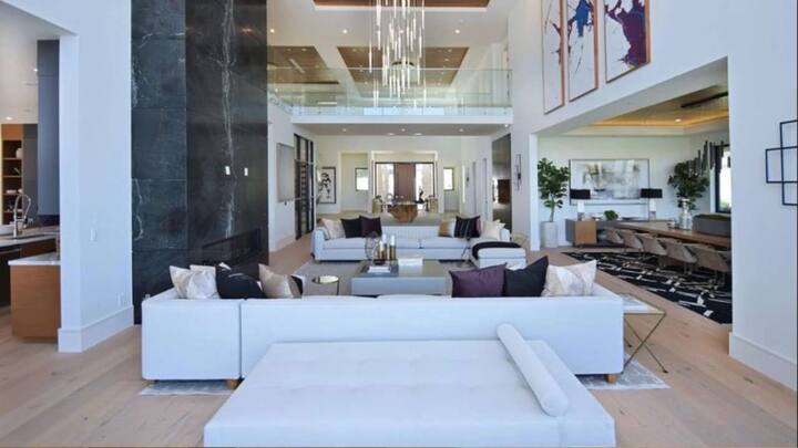 निक और प्रियंका की शादी 2 दिसंबर 2018 को जोधपुर, राजस्थान के उम्मेद भवन पैलेस में हुई थी. इसके एक साल बाद दोनों ने लॉस एंजेलिस के एंकिनो इलाके में एक खूबसूरत मेंशन ख़रीदा था जिसकी कीमत तकरीबन 145 करोड़ रुपये है.