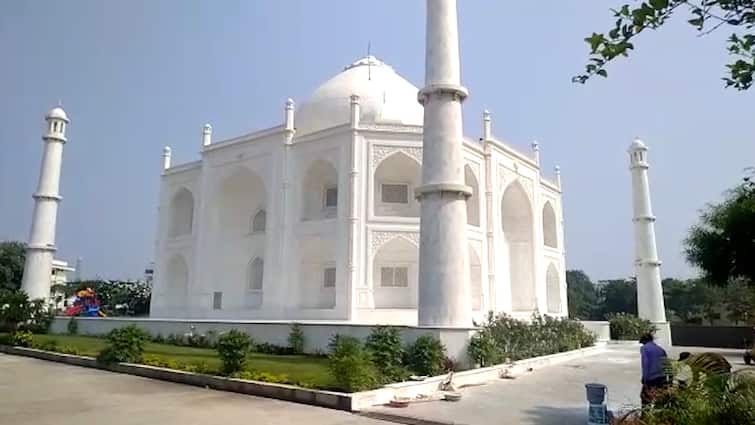 Buldhana Teacher builds Taj Mahal to GIFT wife unique love of teacher in Burhanpur Taj Mahal : पत्नीला भेट देण्यासाठी पतीने बांधला चक्क 'ताजमहल', बुऱ्हाणपुरातील शिक्षकाचे अनोखे प्रेम  