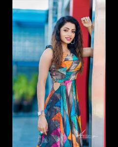 Navya swamy Photos: రెయిన్ బో రంగుల్లో మెరిసిపోతున్న మీనాక్షి అలియాస్ నవ్య స్వామి