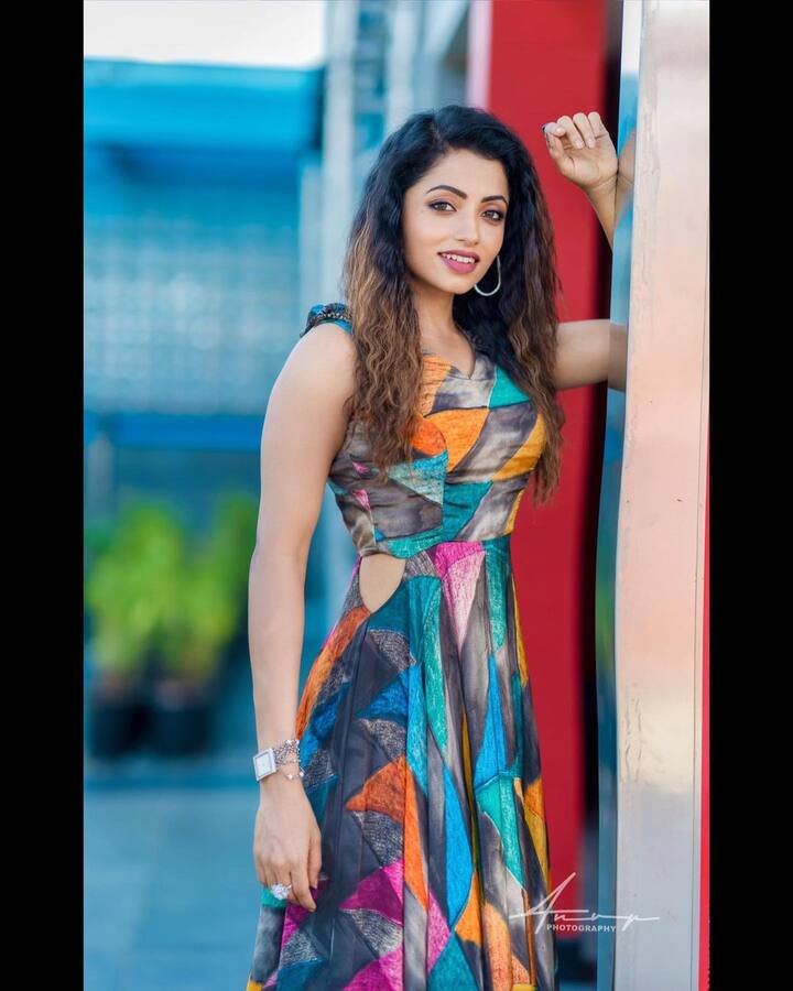 ‘నా పేరు మీనాక్షి’ సీరియల్ తో తెలుగు బుల్లి తెరకు పరిచయమైన నటి నవ్యాస్వామి. (Image credit: Instagram)