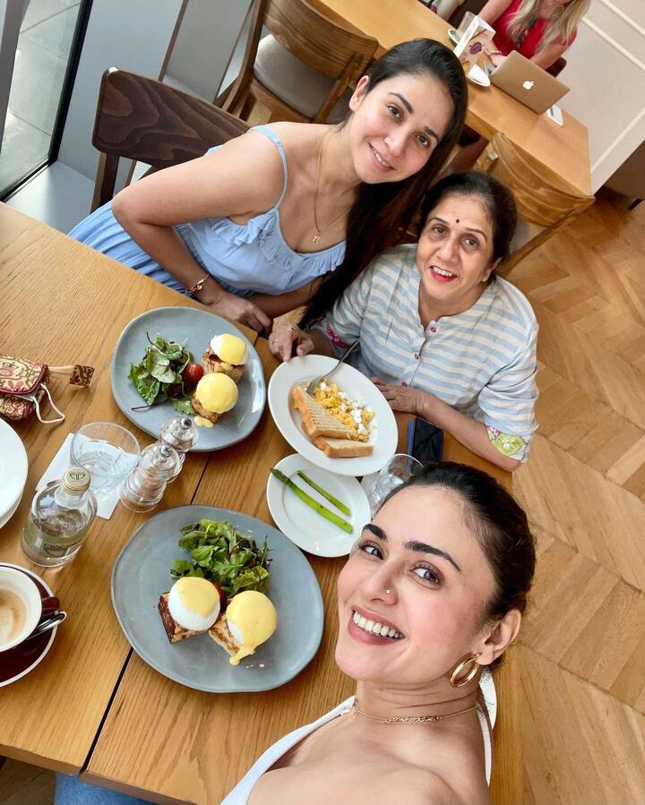 अमृता तिच्या फिटनेसकडे विशेष लक्ष देते विविध योगासनं करतानाचे फोटो ती सोशल मीडियावर शेअर करते. (Photo Credit : @amrutakhanvilkar/Instagram)