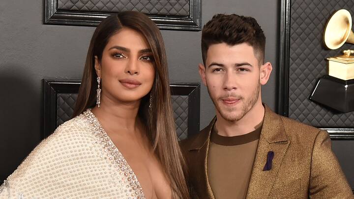 बॉलीवुड एक्ट्रेस प्रियंका चोपड़ा (Priyanka Chopra) ने सोशल मीडिया हैंडल से पति निक जोनस (Nick Jonas) का सरनेम हटाकर सबको चौंका दिया. उनके ऐसा करने के बाद उनके और निक के तलाक के कयास जोर पकड़ने लगे हालांकि एक्ट्रेस की मां मधु चोपड़ा ने इन ख़बरों का खंडन कर दिया है लेकिन ऐसी कई सेलिब्रिटीज हैं जिन्होंने शादी टूटने के बाद अपने पति का सरनेम अपने नाम से हटा लिया. एक नजर डालते हैं कुछ ऐसी ही सेलिब्रिटीज पर...