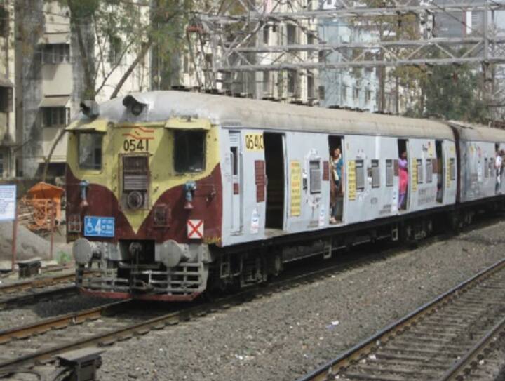 Mumbai local trains allow fully vaccinated people get suburban railway tickets and passes via UTS mobile app, Railways linked with universal pass ANN Mumbai: मुंबई लोकल ट्रेन के यात्रियों के लिए खुशखबरी, UTS मोबाइल ऐप और पास लिंक होने से टिकट लेना आसान