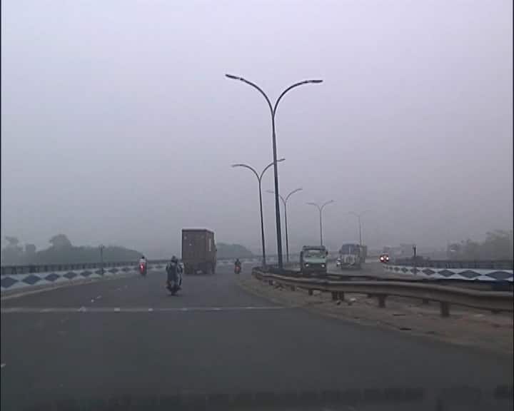 ঘন কুয়াশায় মুখ ঢেকেছে কলকাতা।