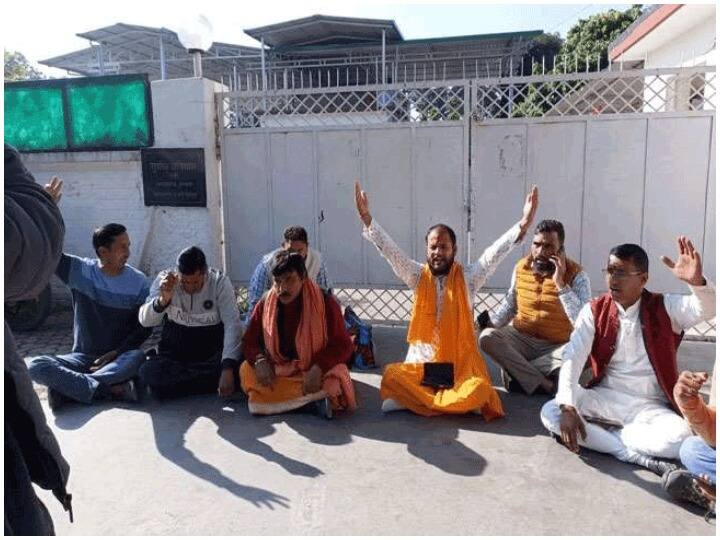 Uttarakhand Teerth Purohit  protested outside ministers house in Dehradun ANN Dehradun News: तीर्थ पुरोहितों ने किया कैबिनेट मंत्रियों के घर का घेराव, कहा- देवस्थानम बोर्ड को जल्द भंग करे सरकार