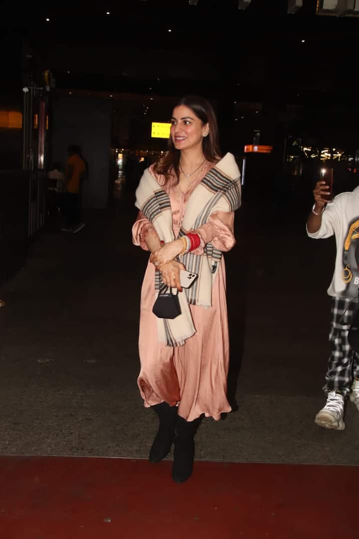 Popular TV actress Shraddha Arya returned to Mumbai on Tuesday morning after tying the nuptial knot in Delhi last week. [pic credit: Manav Manglani]