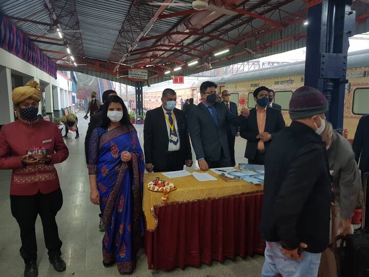 उनका कहना था कि भगवान श्री राम सबके आराध्या हैं और वे साधु संतों की बहुत आदर करते थे, लेकिन जिस तरीके से रामायण एक्सप्रेस में गेरुआ वस्त्र धारी वेटरों को प्रोजेक्ट किया गया, यह बेहद गलत है.