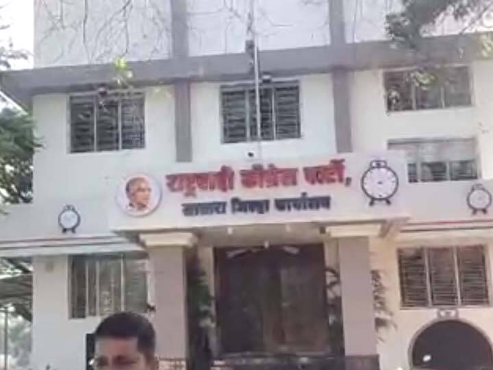 Satara District Bank Election 2021 Due to the defeat of Shashikant Shinde the supporters broke NCP Office Satara Maharashtra साताऱ्यात राडा, शशिकांत शिंदेंच्या कार्यकर्त्यांनी राष्ट्रवादीचंच कार्यालय फोडलं