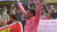 Bhopal में खराब सड़कों के खिलाफ लोगों का अनोखा प्रदर्शन, पोस्टर लेकर हंसते हुए निकाला मार्च