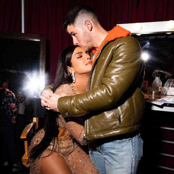 माथे पर प्यार भरा वो किस : प्रियंका और निक अक्सर सोशल मीडिया पर एक दूसरे के प्रति प्यार का इज़हार करते रहते हैं. ऐसी ही एक तस्वीर है जिसमें निक जोनस प्यार से प्रियंका के माथे पर किस करते नज़र आ रहे हैं. इस तस्वीर को देखकर समझा जा सकता है कि निक और प्रियंका एक दूसरे को कितना चाहते हैं.