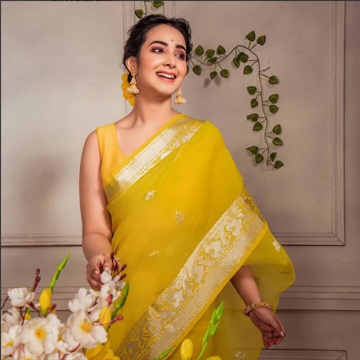 এই ধারাবাহিকের হাত ধরেই প্রথম অভিনয় জগতে পা রেখেছেন সৃজিলা। ইতিমধ্যেই তাঁর সঙ্গে শনের জুটি বেশ জনপ্রিয় হয়েছে দর্শকদের মধ্যে।