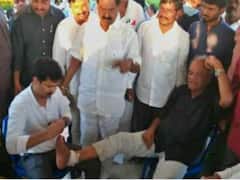 Tirupati: మానవత్వం చాటుకున్న ఎంపీ గురుమూర్తి... సీపీఐ నారాయణ కాలికి కట్టుకట్టిన వైసీపీ ఎంపీ