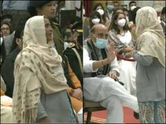 Gallantry Awards: शहीद बेटे का शौर्य चक्र सम्मान लेते वक्त मां हो गईं भावुक, राजनाथ सिंह ने ढांढस बंधाया 
