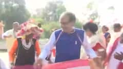 आदिवासी समुदाय के साथ ढोल बजाकर थिरके CM Shivraj Singh Chauhan